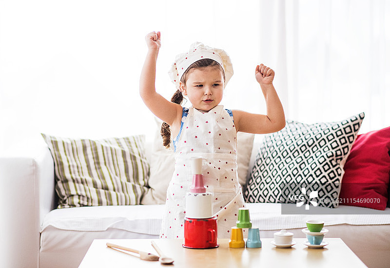 在家玩耍的小女孩图片素材