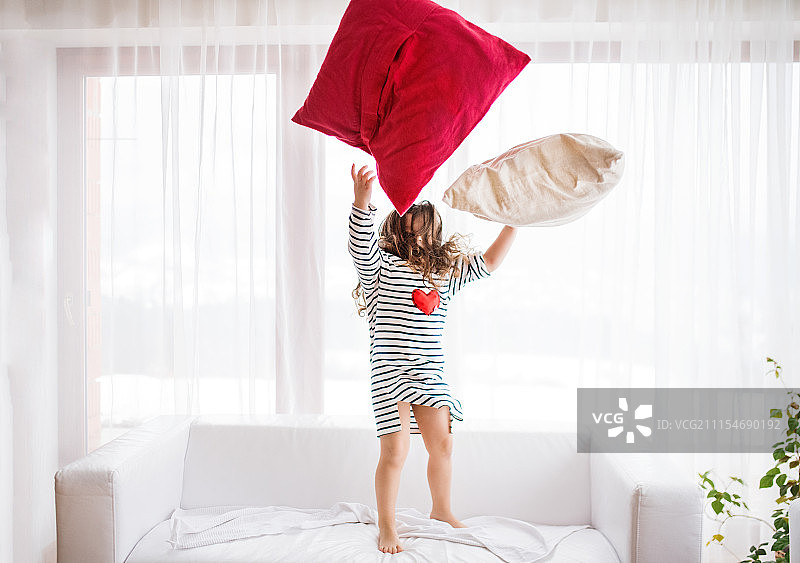 在家玩耍的条纹T恤快乐小女孩图片素材