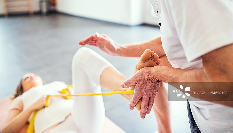 年长的理疗师正在为女病人做理疗图片素材