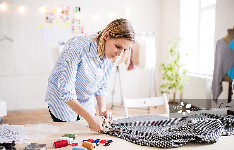 工作室里的年轻创意女性，创业公司图片素材