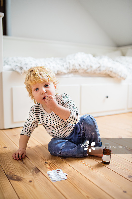 男童在家中处于危险境地图片素材