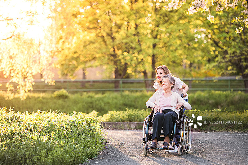坐在轮椅上，与孙女在春天合影的年长女性图片素材
