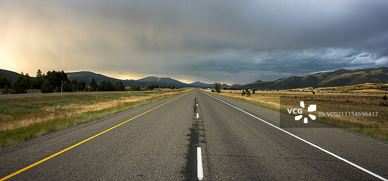 蒙大拿州博尔德日落时分的公路图片素材