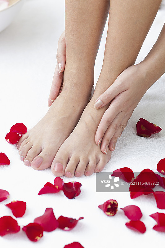 一位年轻女人在按摩脚图片素材