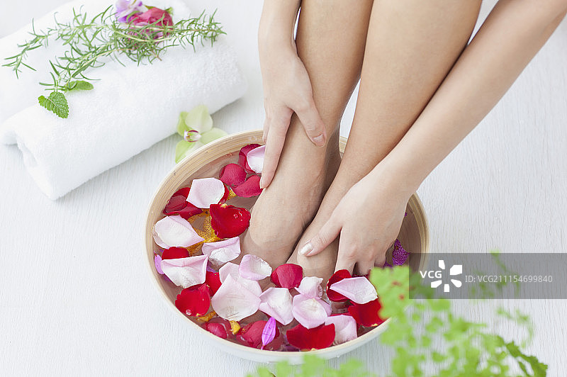 一位年轻女人在泡脚图片素材
