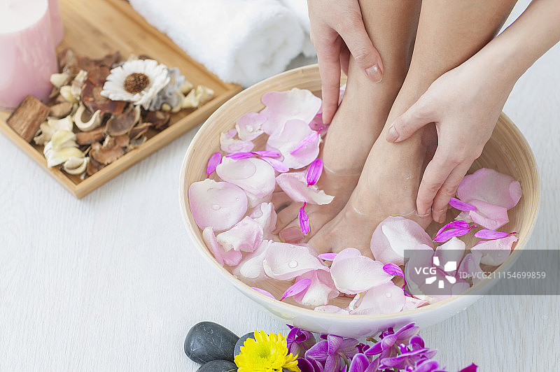 一位年轻女人在泡脚图片素材