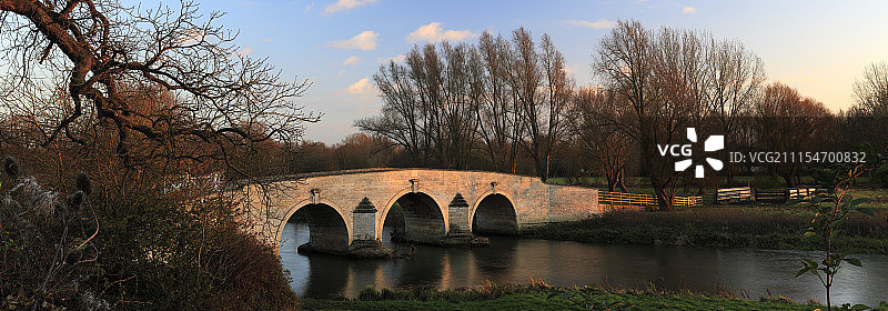 冬季日落，内内河上的石桥，Ferry Meadows P图片素材