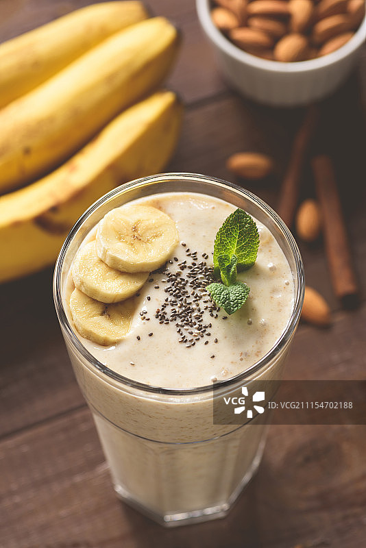 玻璃杯装奇亚籽香蕉冰沙图片素材