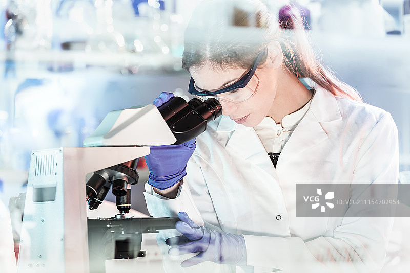 在科研实验室工作的女性健康研究员图片素材