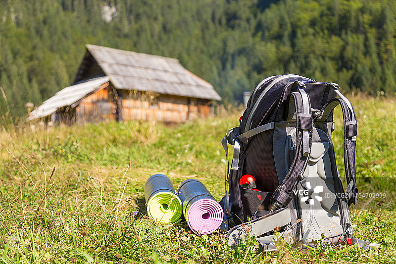 背包和瑜伽垫在山间草甸上图片素材