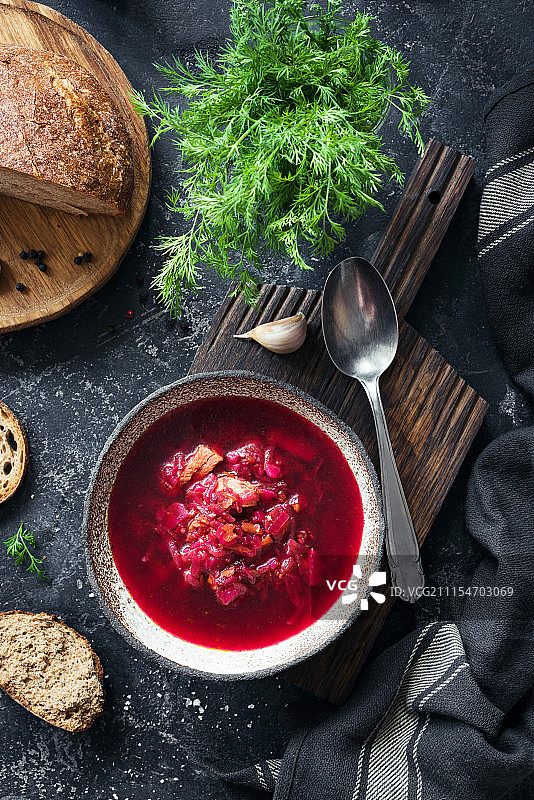 石碗中的甜菜汤图片素材