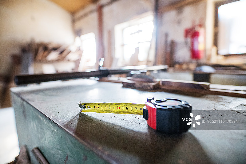 木工车间里的软尺图片素材