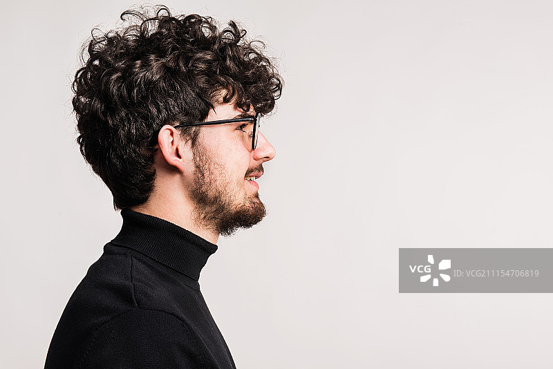 年轻男人在工作室里的肖像（留白）图片素材