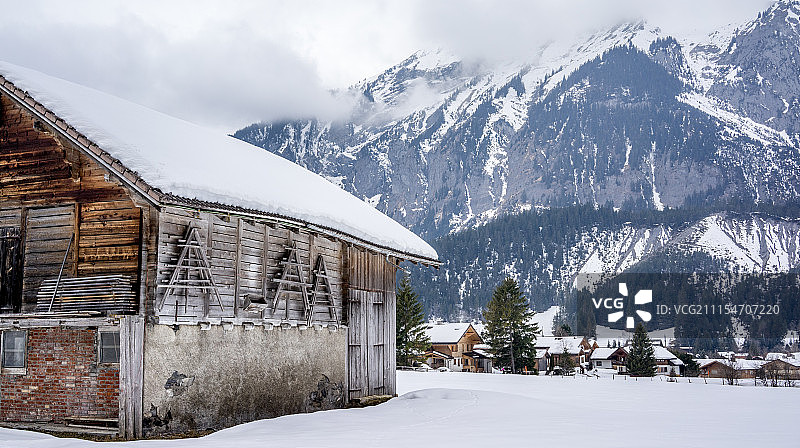 雪谷仓图片素材