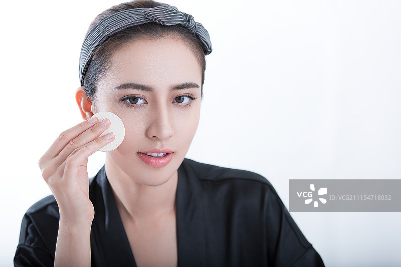 青年女子化妆肖像图片素材