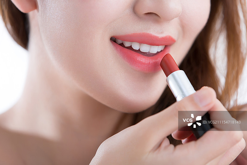 青年女人涂口红肖像特写图片素材