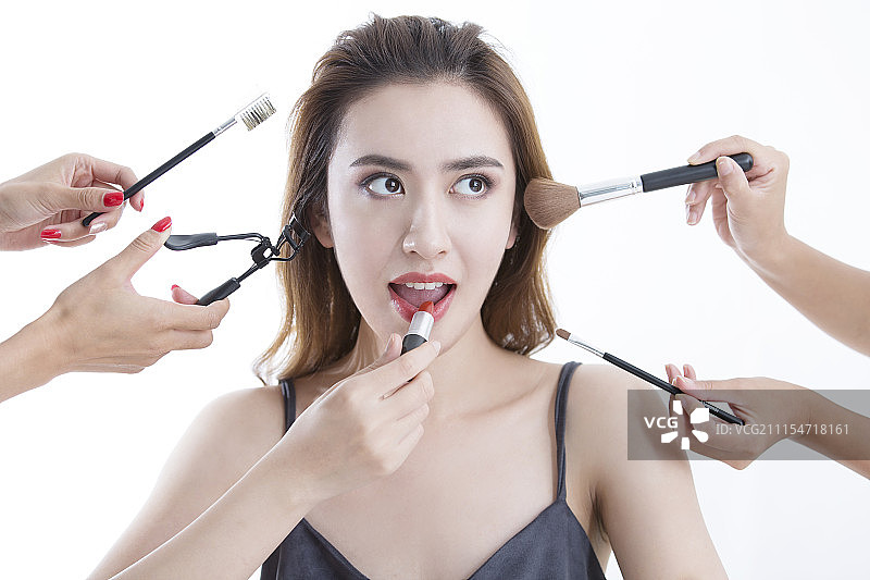 给年轻女人化妆图片素材