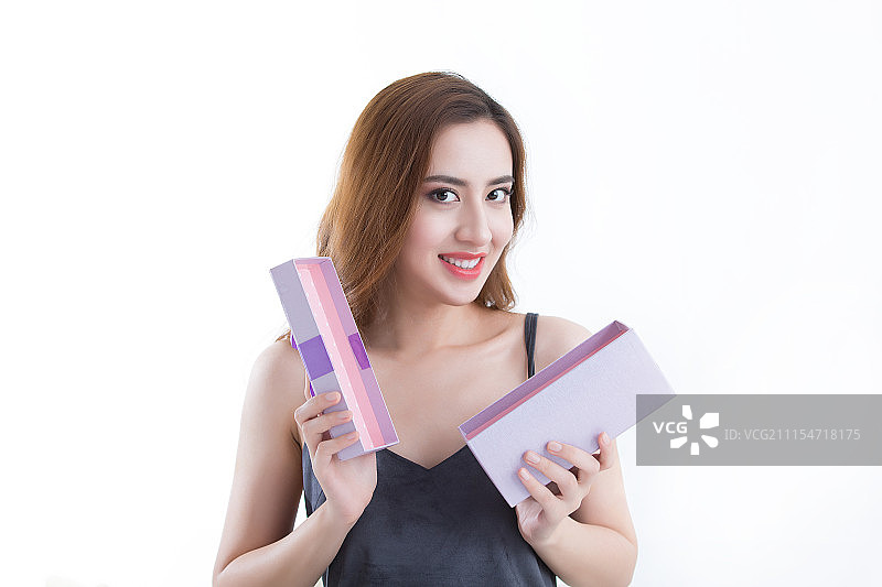 青年女人打开礼物图片素材