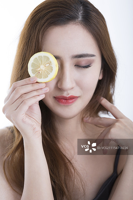 青年女人美容护肤，关于柠檬的秘密图片素材