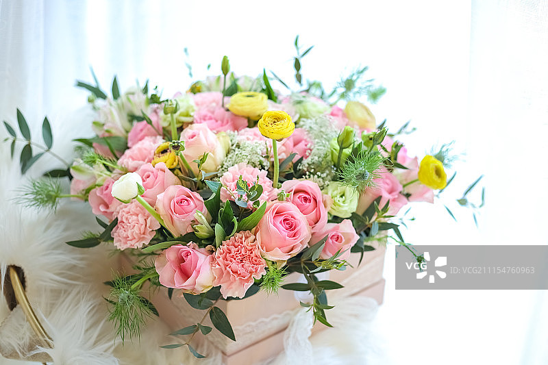 装在花篮里的玫瑰花图片素材