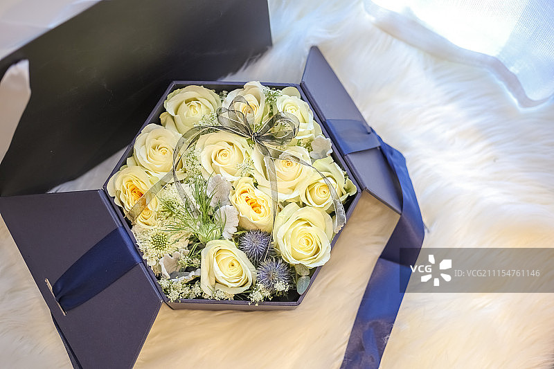 装在礼物盒里的玫瑰花图片素材