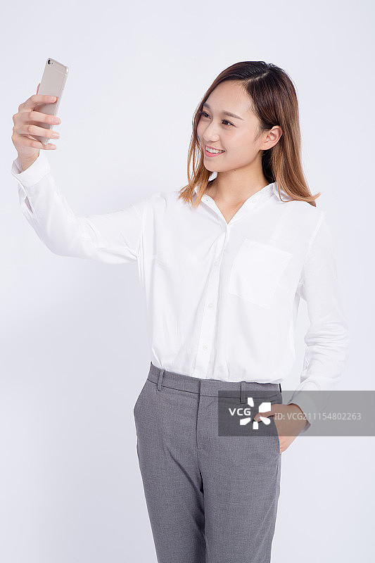 拿着手机自拍的女白领图片素材