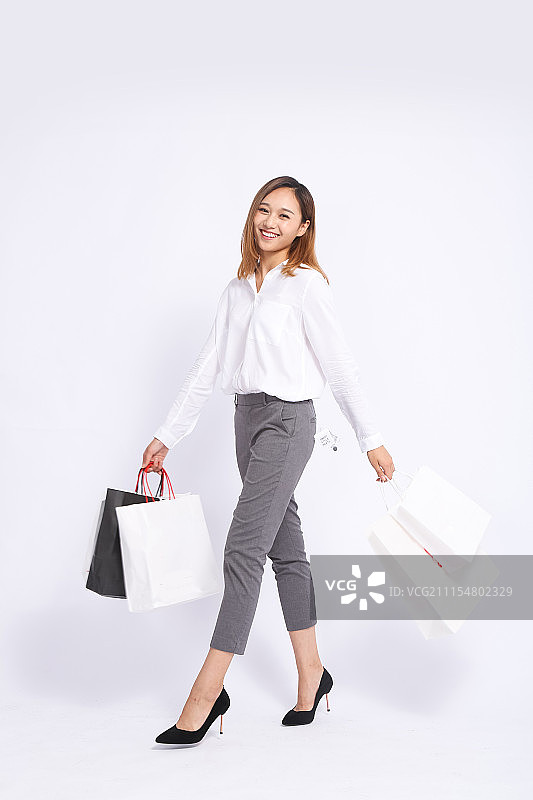 购物的年轻女性图片素材