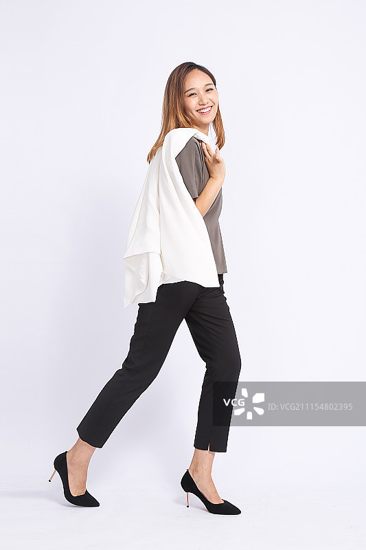 拿着衣服年轻女性图片素材