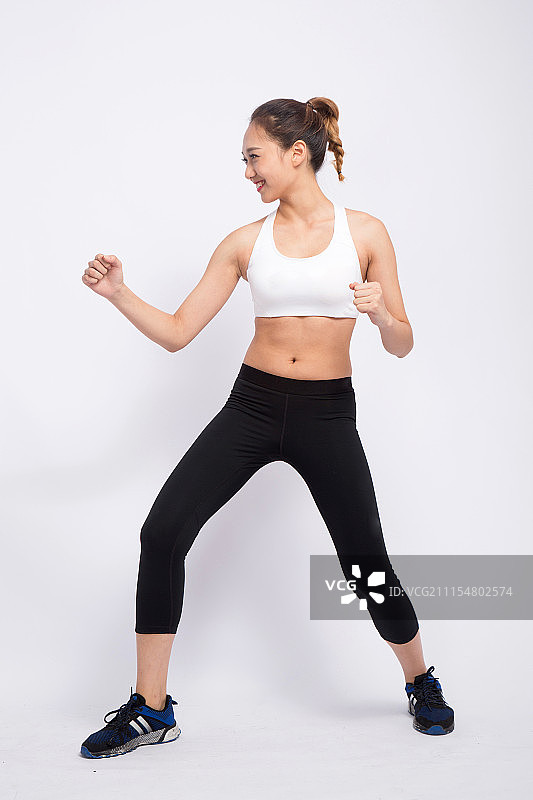 运动的亚洲年轻女性图片素材