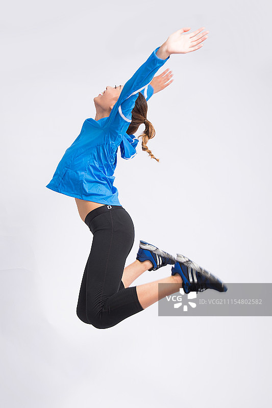 运动的亚洲年轻女性图片素材