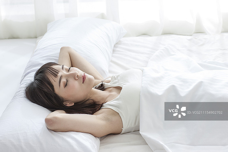 年轻女人在睡觉图片素材