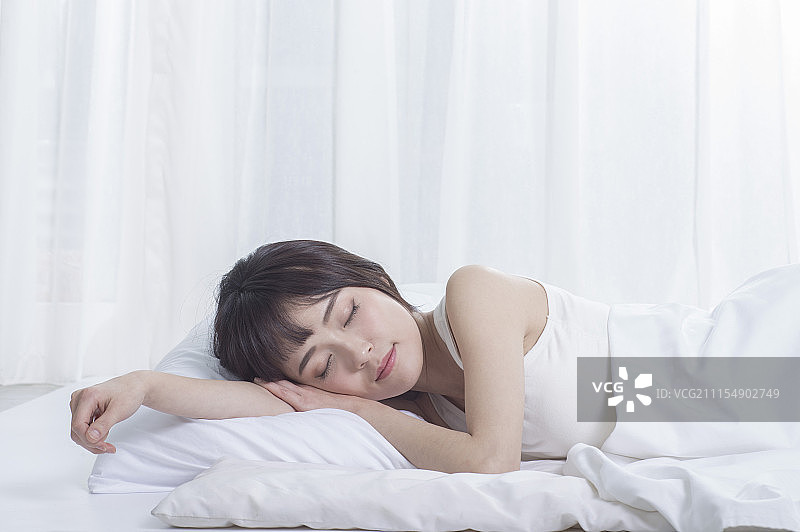 年轻女人在睡觉图片素材