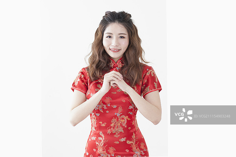 年轻女人穿着旗袍作问候手势图片素材