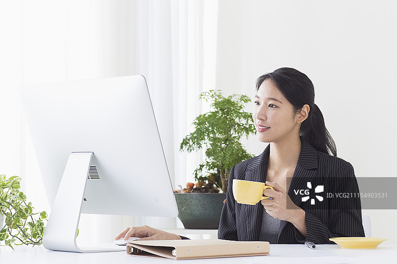 办公女性坐在办公室喝咖啡图片素材