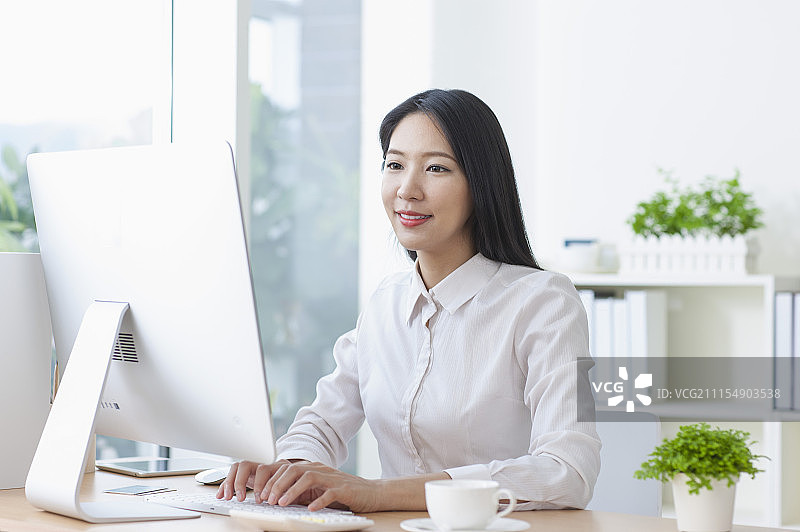 办公女性坐在办公室使用计算机图片素材