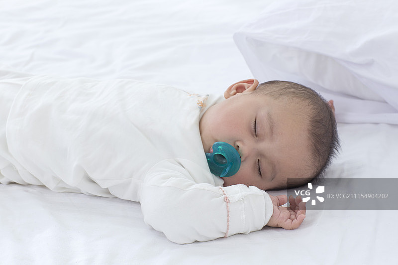 宝宝吸着奶嘴在睡觉图片素材