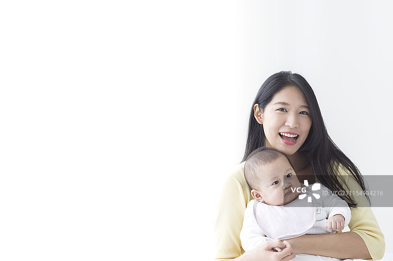年轻妈妈抱着宝宝图片素材