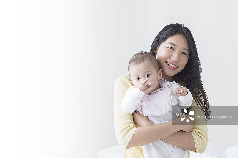 年轻妈妈抱着宝宝图片素材