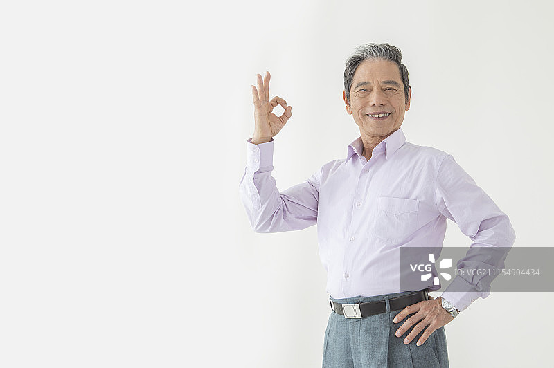 老年男人作同意的手势图片素材