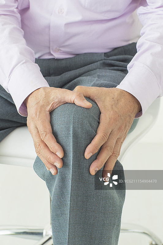 老年男人关节炎 膝盖疼痛图片素材