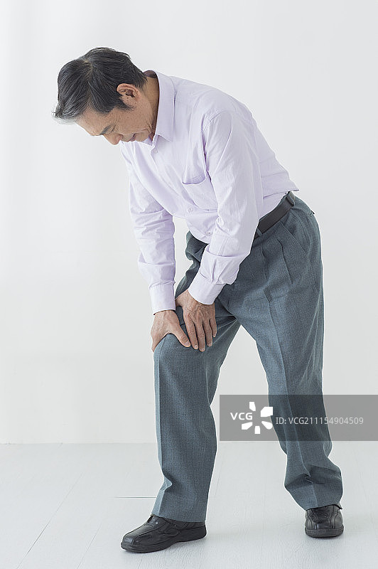 老年男人关节炎 膝盖疼痛图片素材