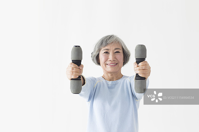 老年女人举起哑铃运动图片素材