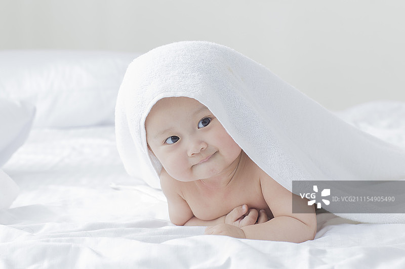 宝宝趴在床上图片素材