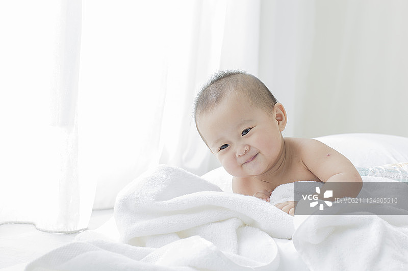 宝宝在床上爬行图片素材