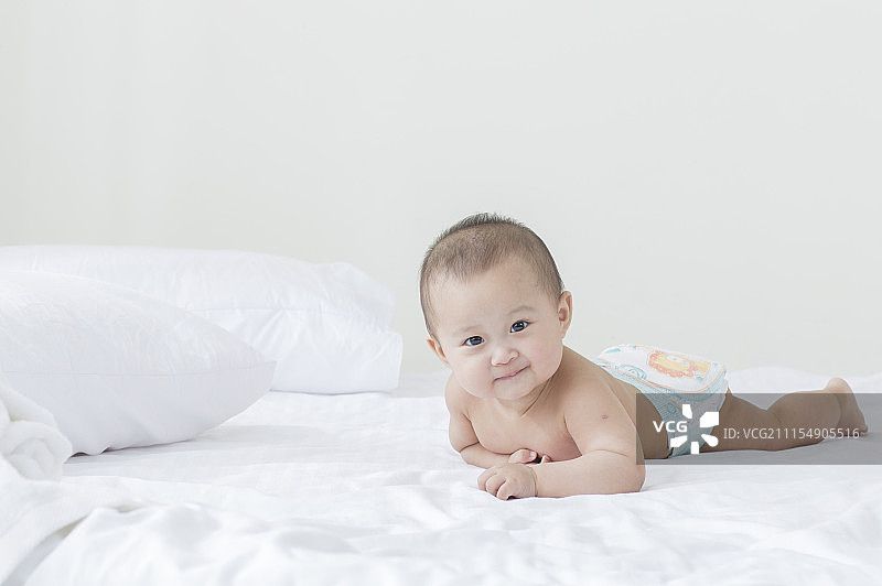宝宝趴在床上图片素材