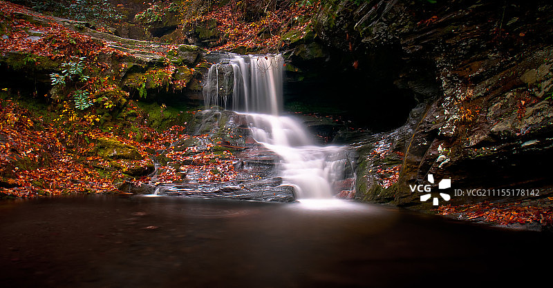 瀑布与洞穴图片素材