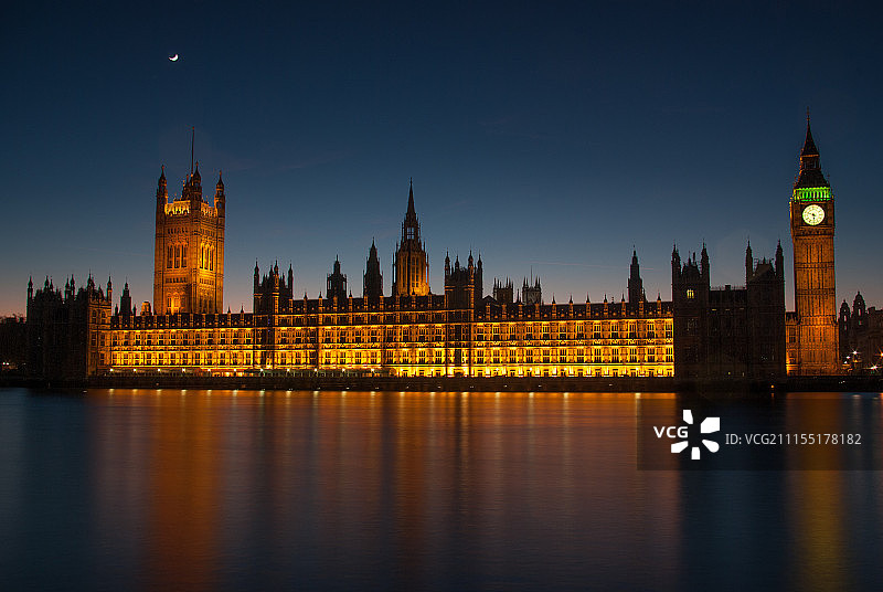 英国伦敦泰晤士河畔议会大厦的黄昏景色图片素材