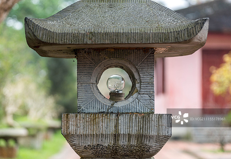 越南顺化天姥寺的带灯泡石灯笼图片素材