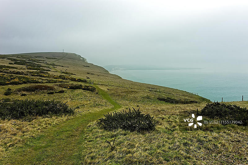 雾日下的绿山图片素材