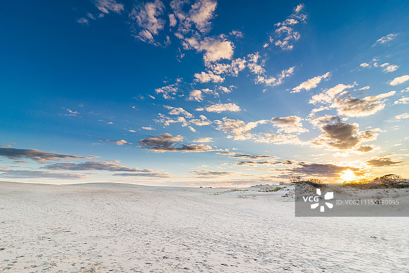 沙滩、天空与阳光图片素材